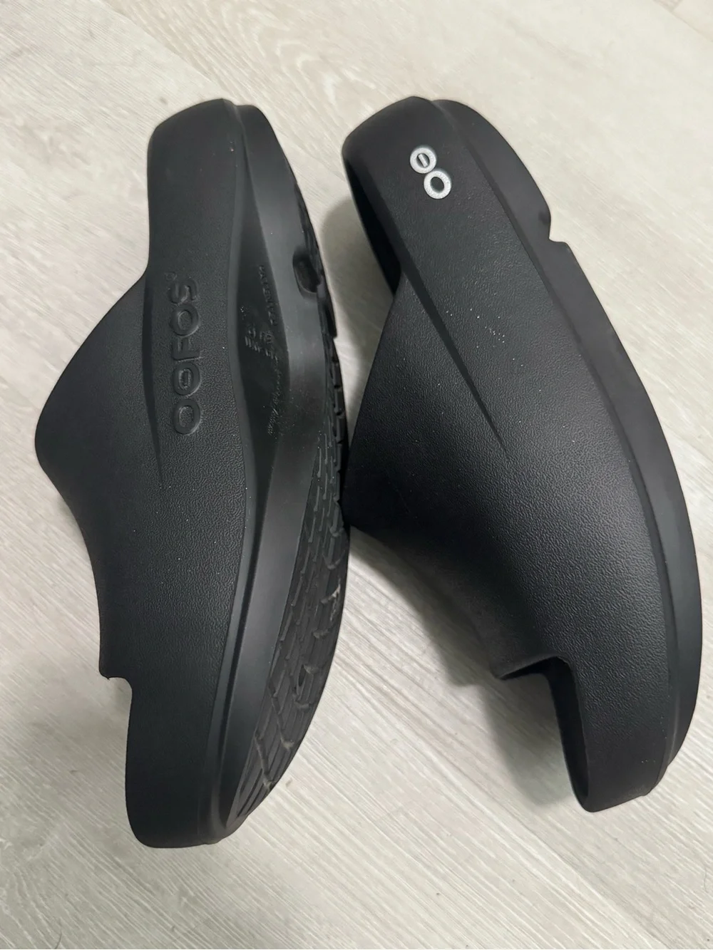 OOFOS design slides slip